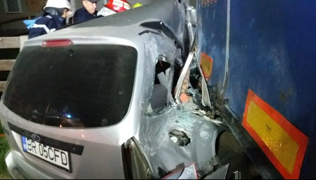 Patru tineri au murit, miercuri dimineaţă, într-un cumplit accident de maşină