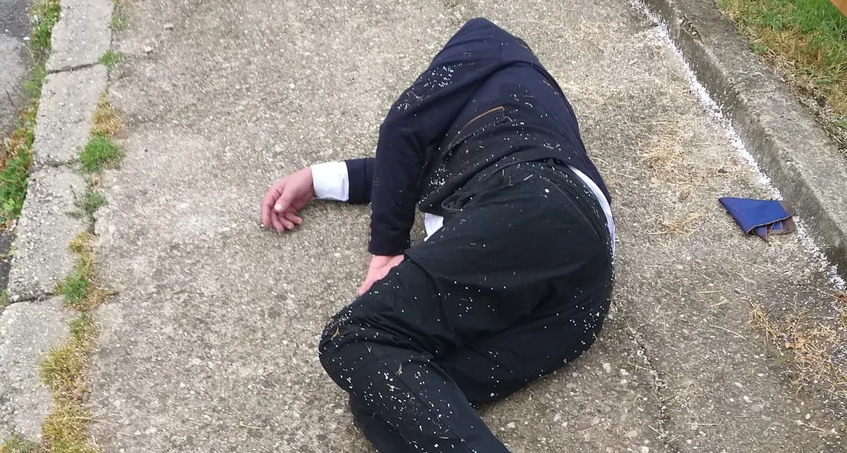 Caz șocant, la Reșița. Bărbat în costum, găsit inconștient, pe stradă. Lângă el era un plic cu BANI