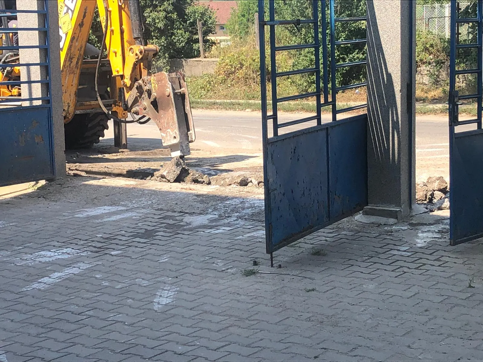 Angajații unei instituții din Alba Iulia, blocați de muncitorii de la drumuri