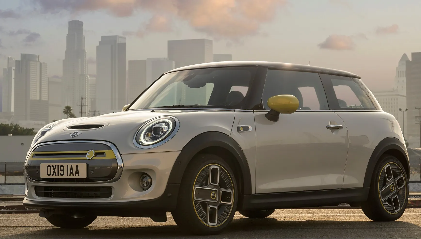 BMW a reinventat modelul popular Mini. Noul Cooper e 100% electric