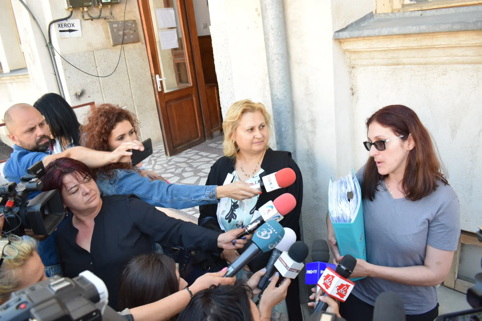 Sorina, fetiţa înfiată de o familie de români din SUA, a primit paşaportul