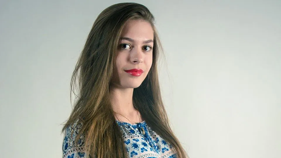 Dacă o vedeți pe această fată, sunați de urgență la 112!