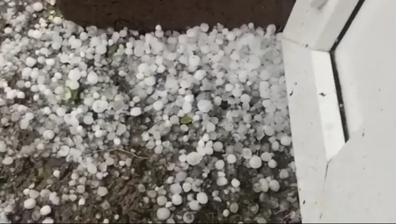 A fost urgie în judeţul Botoşani, grindină şi mai multe acoperişuri luate de vânt (VIDEO)