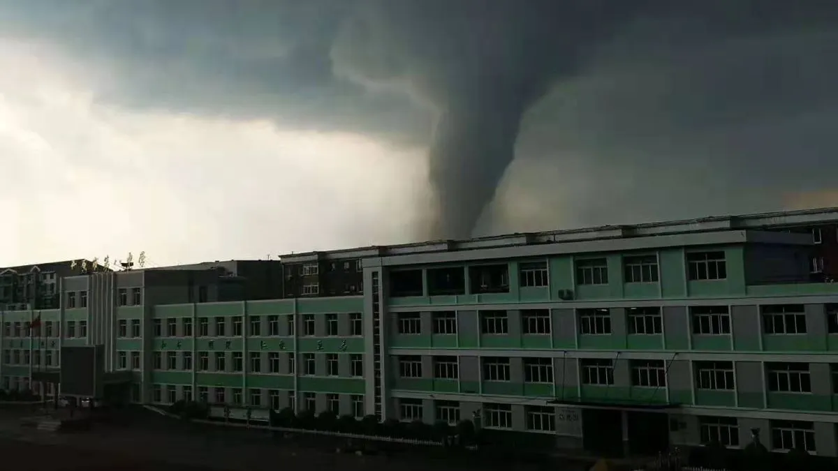 O tornadă-monstru de 15 minute a făcut sute de victime și a devastat un oraș -IMAGINI ȘOCANTE