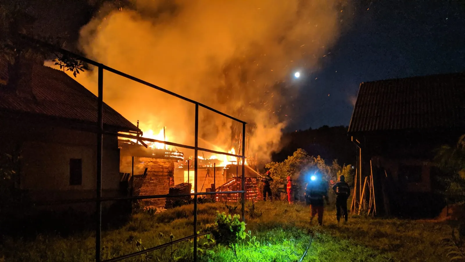 Casă de vacanţă din Bistriţa, mistuită de flăcărei (GALERIE FOTO+VIDEO)