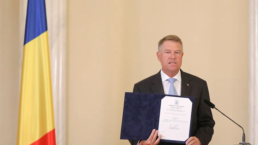 Klaus Iohannis a semnat, în direct, legea votului anticipat şi prin corespondenţă