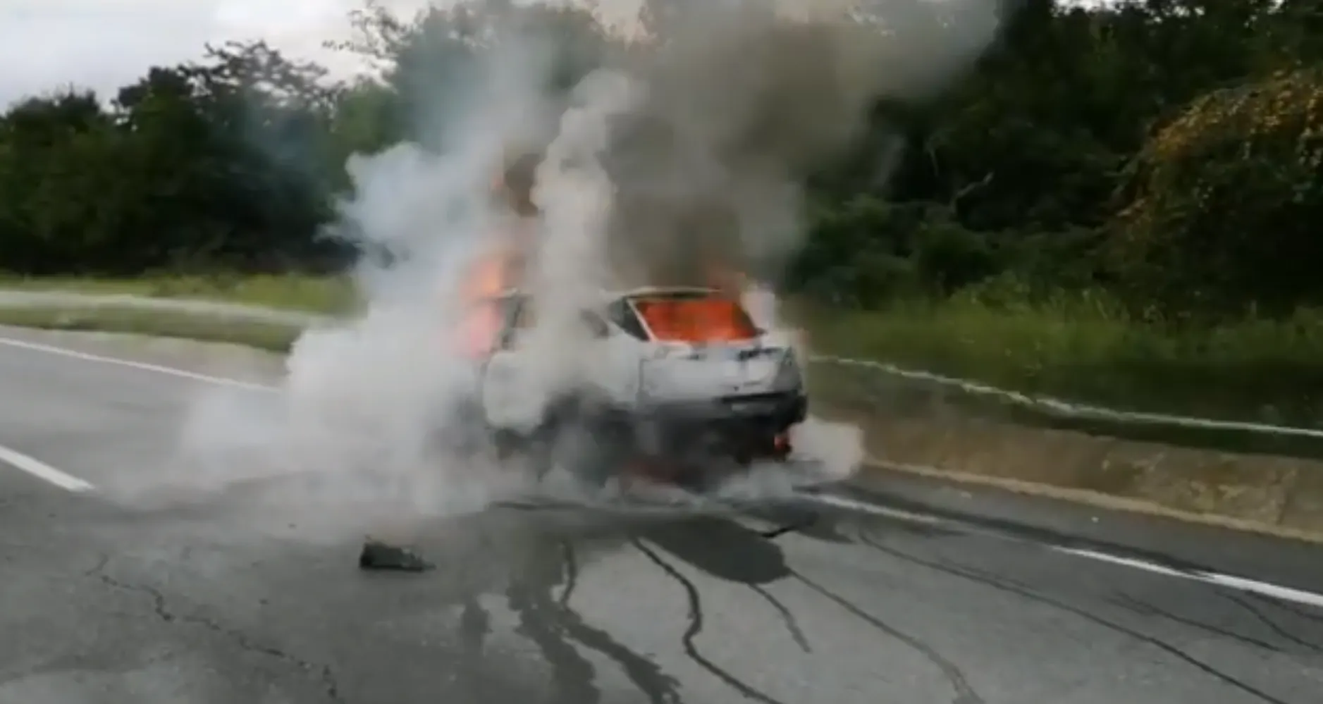 Imagini incredibile. Autoturism în flăcări pe DN 65. Cum a reușit șoferul să se salveze?