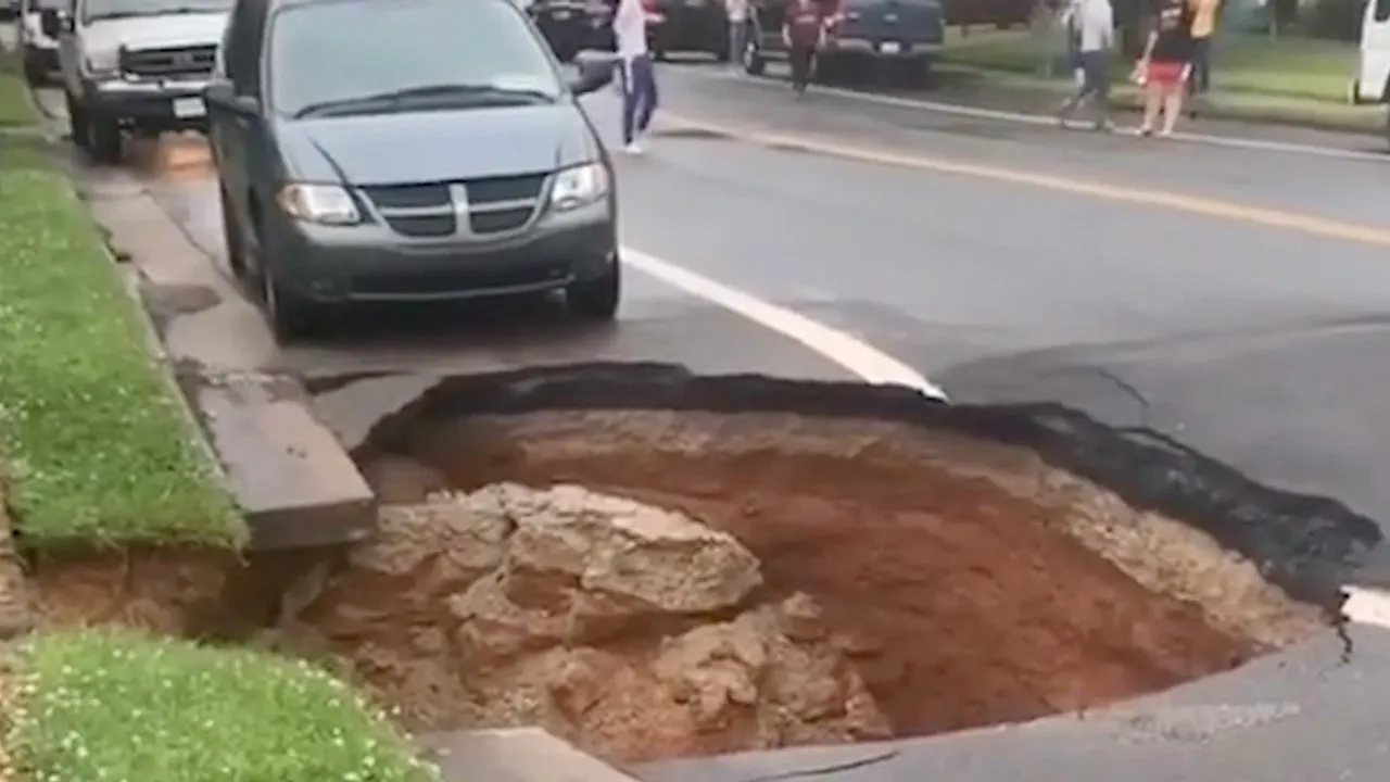 Imagini terifiante. O maşină a fost înghiţită de pământ, sub ochii îngroziți ai oamenilor