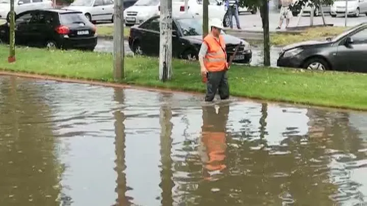 Cod portocaliu de furtună, în Capitală. Cum arată orașul după ploaia torențială: dezastru!