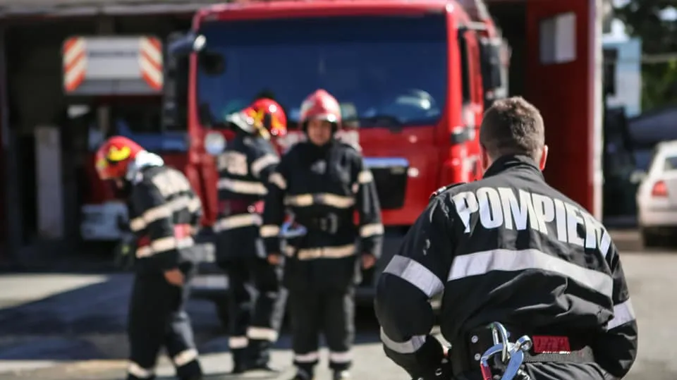 Locomotiva unui tren, în flăcări în Vâlcea. 20 de pasageri se aflau în vagoane