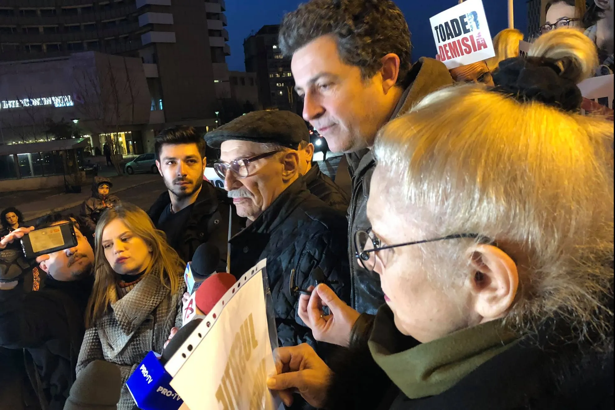 Dăncilă se întâlnește cu actorii care au ieşit în stradă
