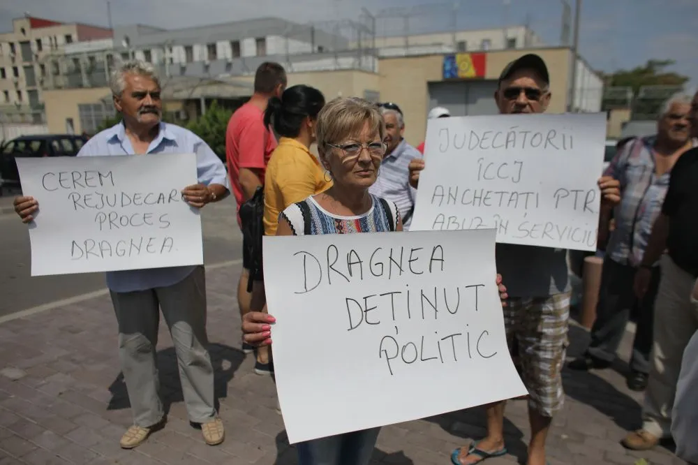 Presiuni pentru eliberarea lui Dragnea după decizia CCR. Protest bizar la Rahova