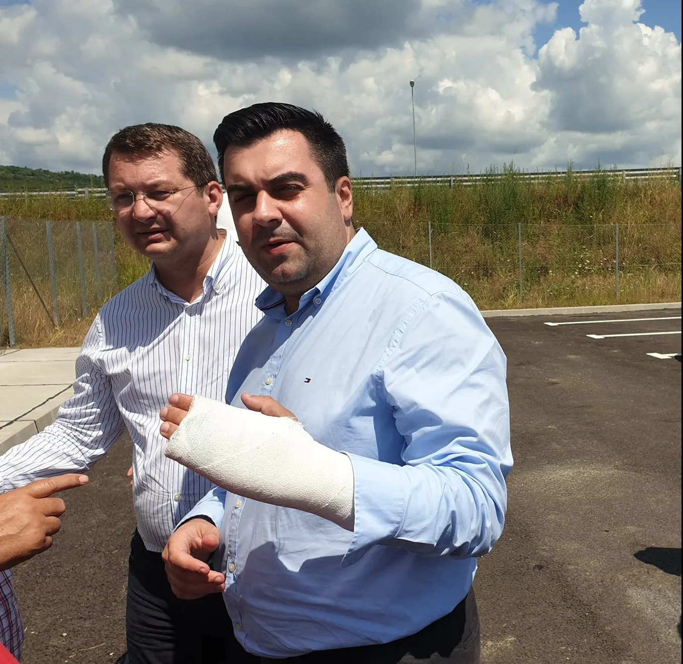 Răzvan Cuc, în vizită pe şantier, promisiuni şi indicaţii cu mâna în ghips