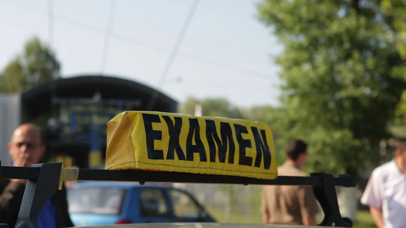 Instructor auto prins băut la volan, chiar în timpul orelor
