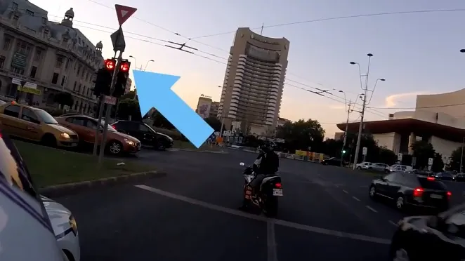 Episod halucinant la Piaţa Universităţii: şoferii trec pe roşu, dar un poliţist "stă" pe telefon