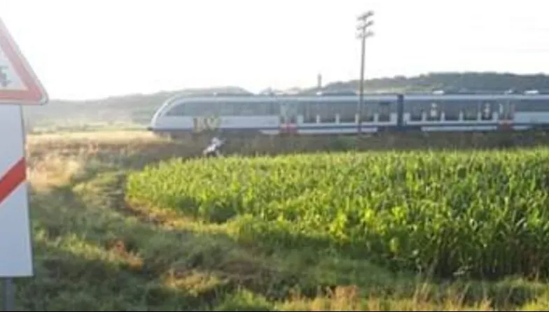 O mașină a fost spulberată de tren la Reghin: un om a murit, trei se zbat între viață și moarte
