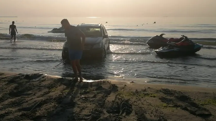 A intrat cu SUV-ul în mare și nu a putut să mai iasă. Scene șocante la Năvodari