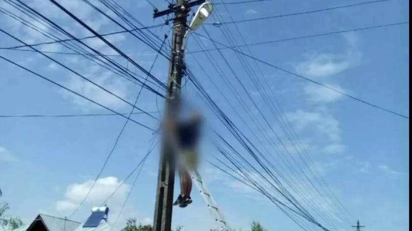 Tragedie în Teleorman. Un bărbat a murit încercând să schimbe un bec la un stâlp de iluminat