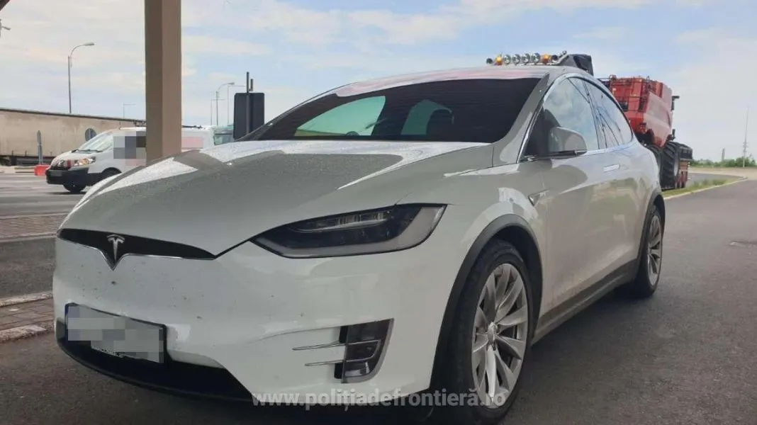 Prinși la vamă când încercau să scoată din România mașini Tesla de 160.000 de euro