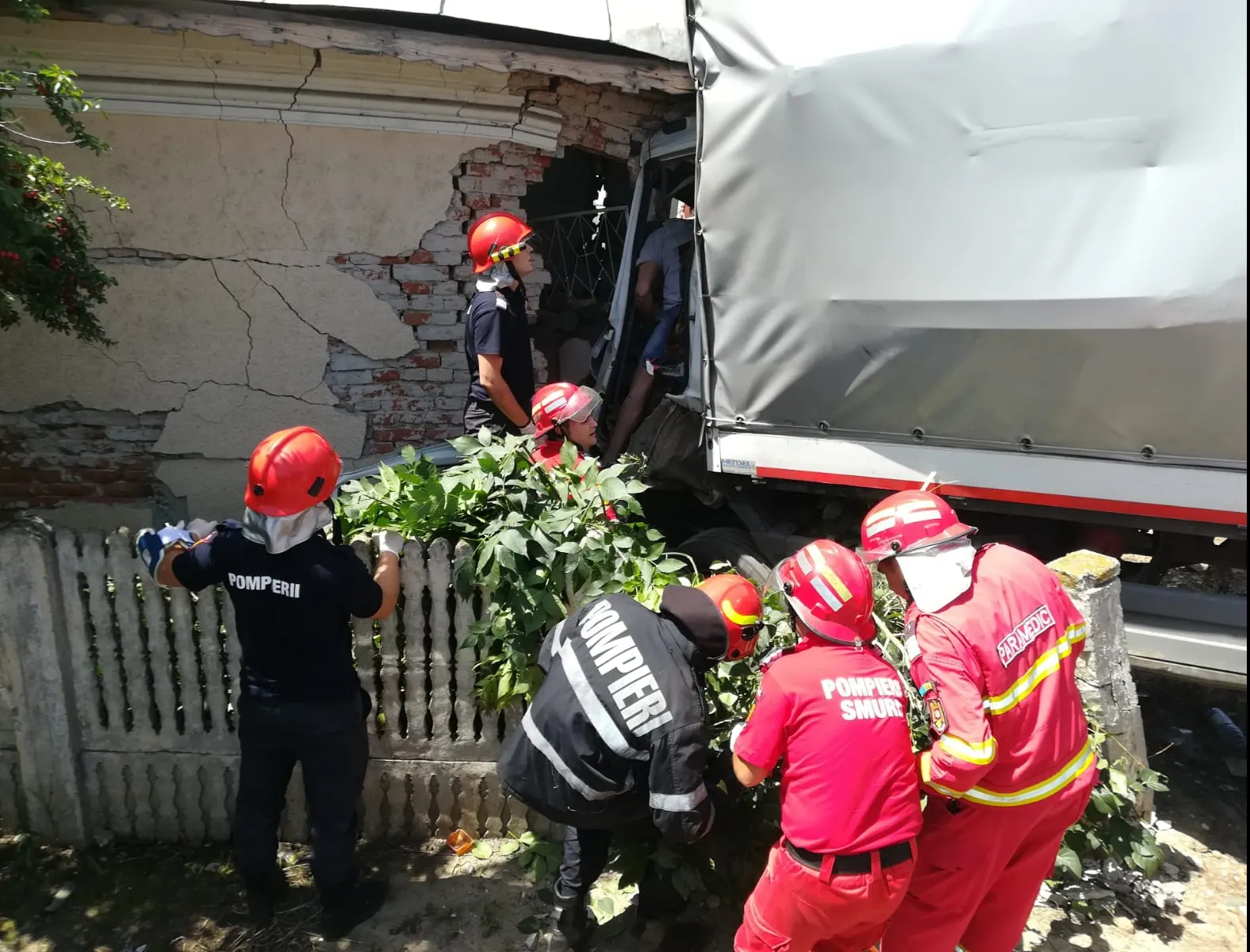 A intrat cu autotrenul într-o casă și a rănit o fetiță! Șoferul a murit în urma impactului