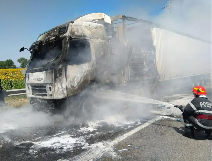 TIR în flăcări pe Centura de Vest a Ploieștiului
