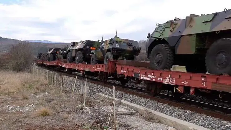 Adevărul despre trenul încărcat cu blindate militare, ”abandonat” în Franța