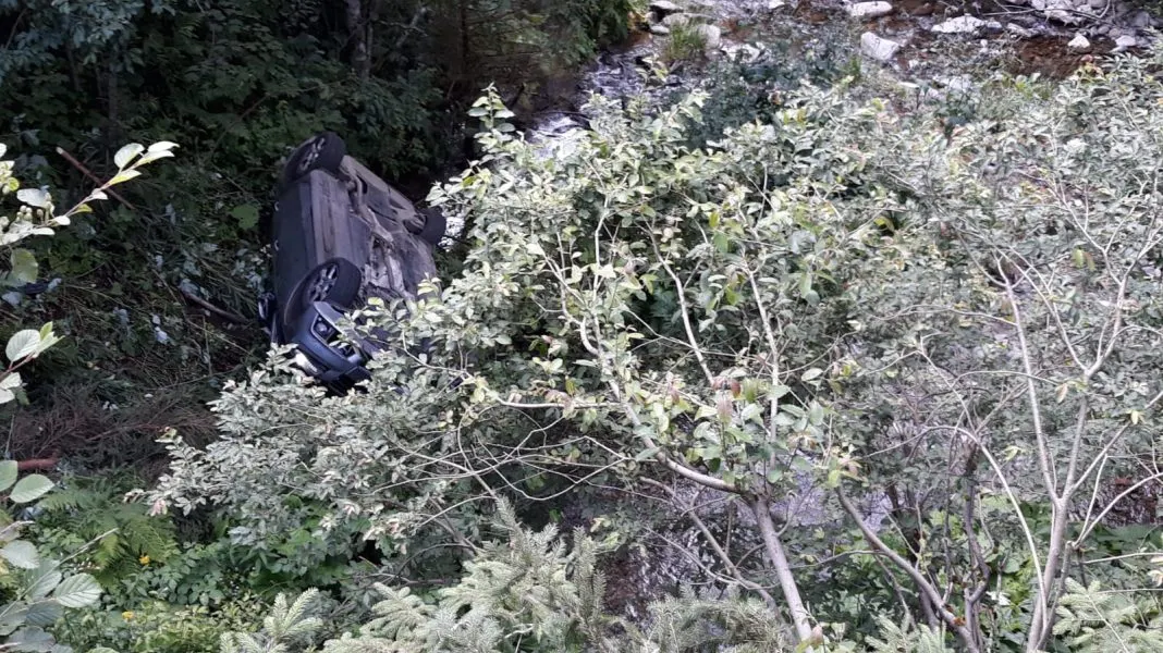 Intervenție periculoasă, pe Transfăgărășan. Mașină căzută în râpă: 3 victime