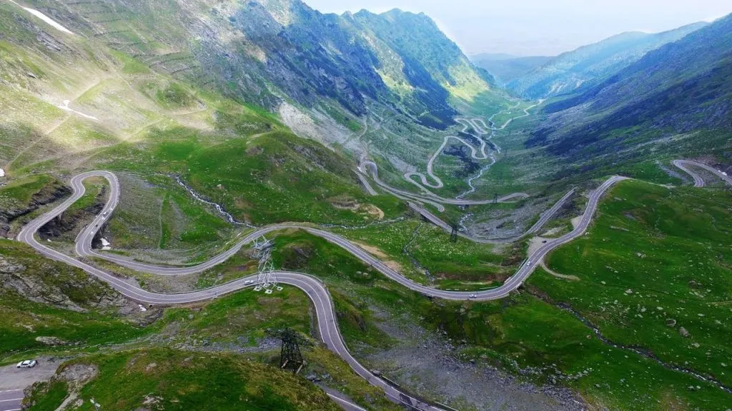 O mașină s-a răsturnat în prăpastie pe Transfăgărășan