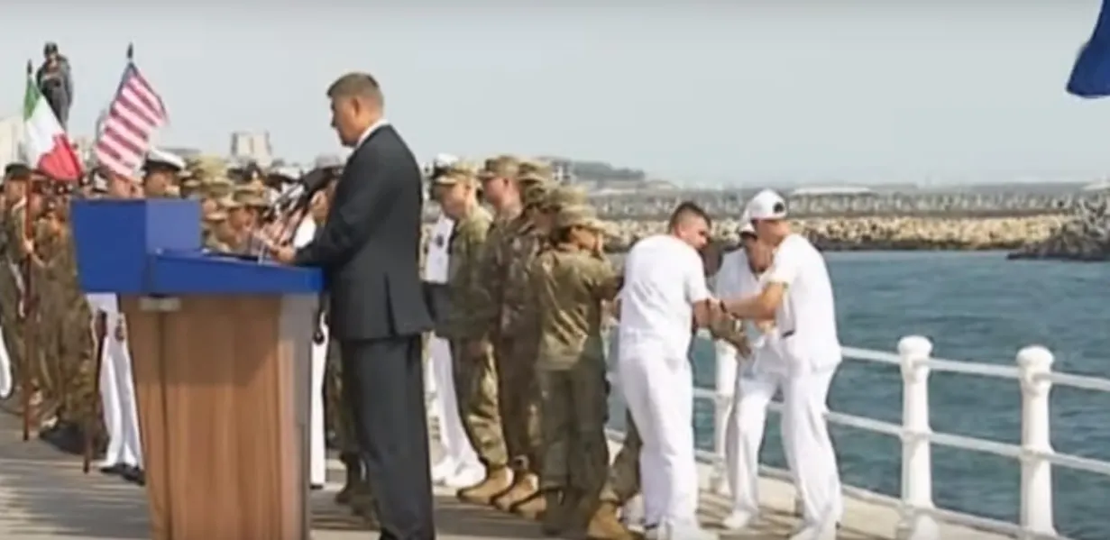 Unui militar american i s-a făcut rău, Klaus Iohannis - nicio reacție