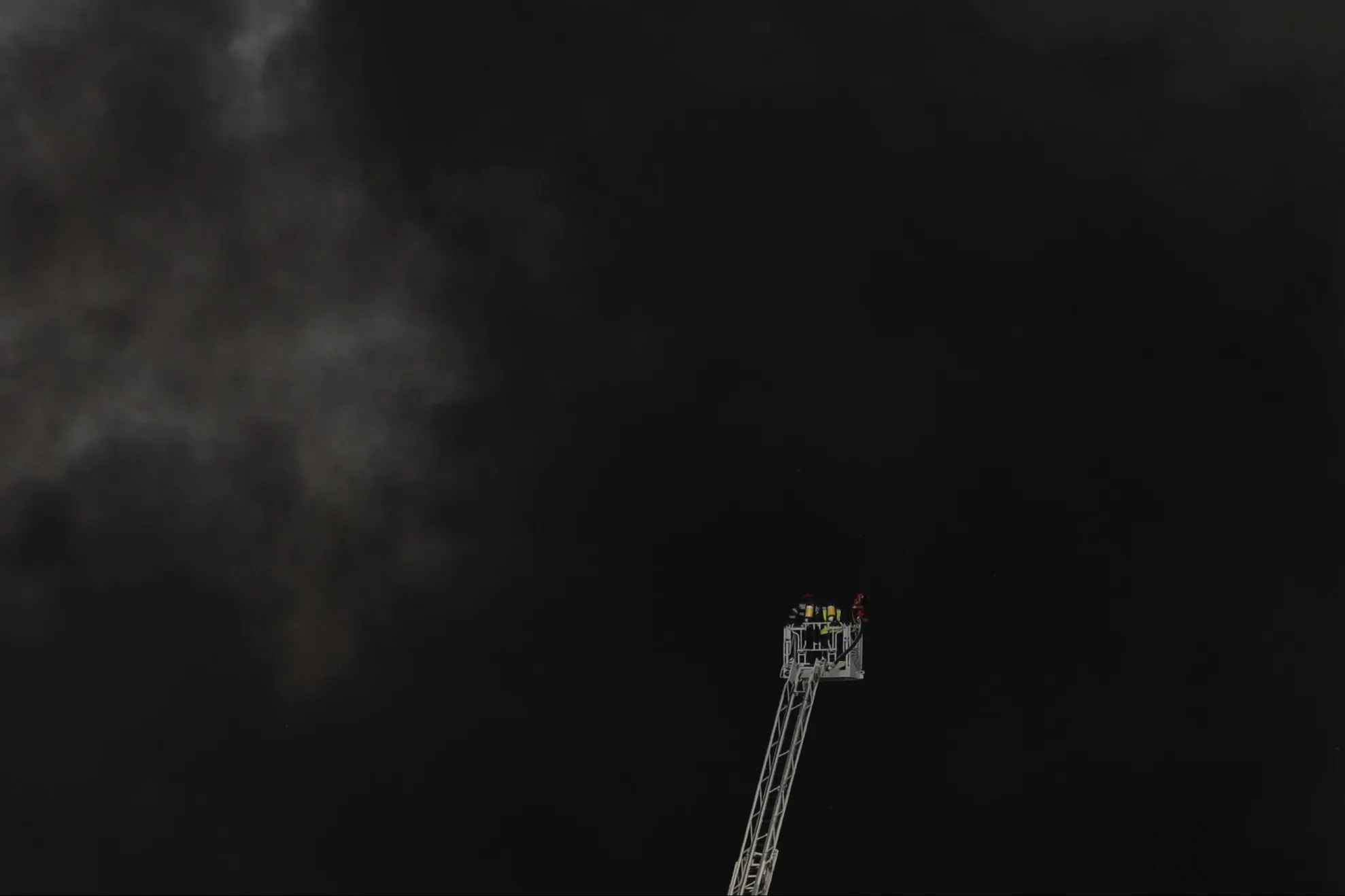 Incendiu București. Mesajul trimis prin Ro Alert: ”Evacuați zona!”