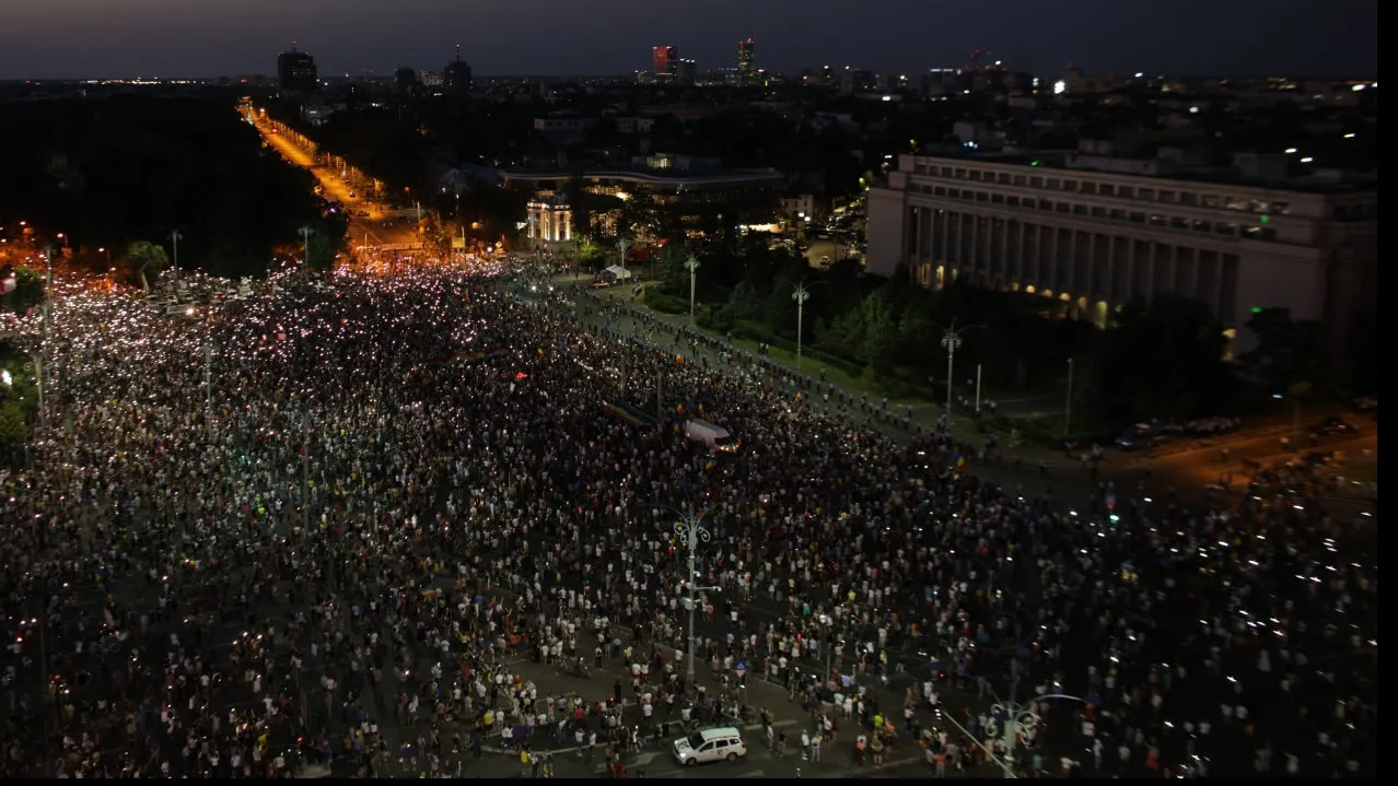 25.000 de oameni în Piața Victoriei. Protestatarii, la gardul Guvernului. Filmul zilei în imagini