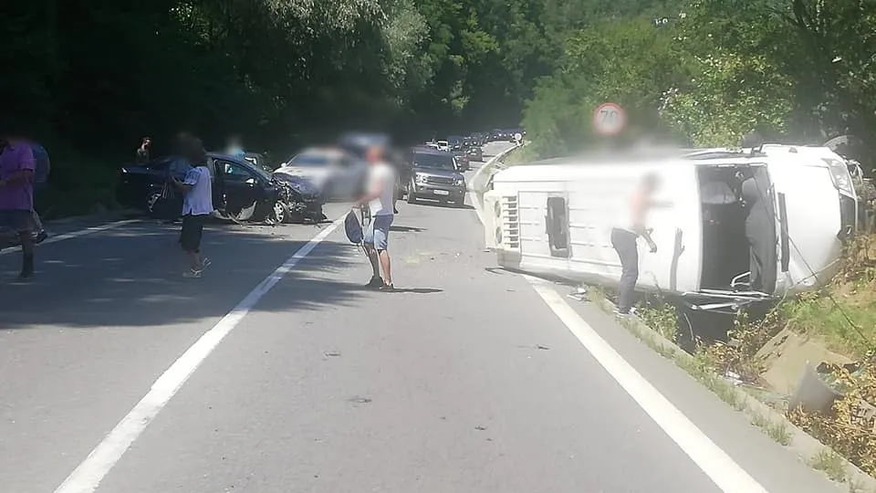Accident grav pe Valea Oltului. Microbuz răsturnat, 21 victime. PLAN ROȘU