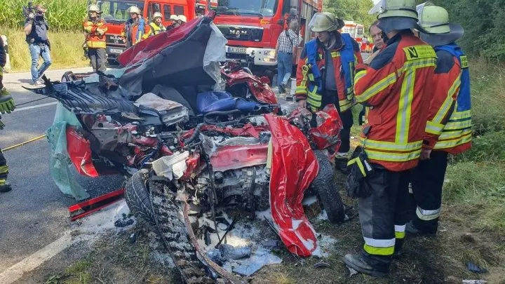 Un TIR de 40 de tone a strivit o Toyota. Șocant: ce au văzut salvatorii când au ridicat camionul