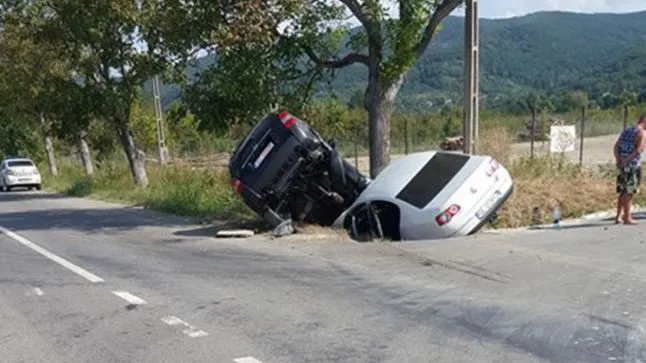 Accident grav: cu mașinile în șanț, după ce au vrut să evite o bătrână care traversa neregulamentar
