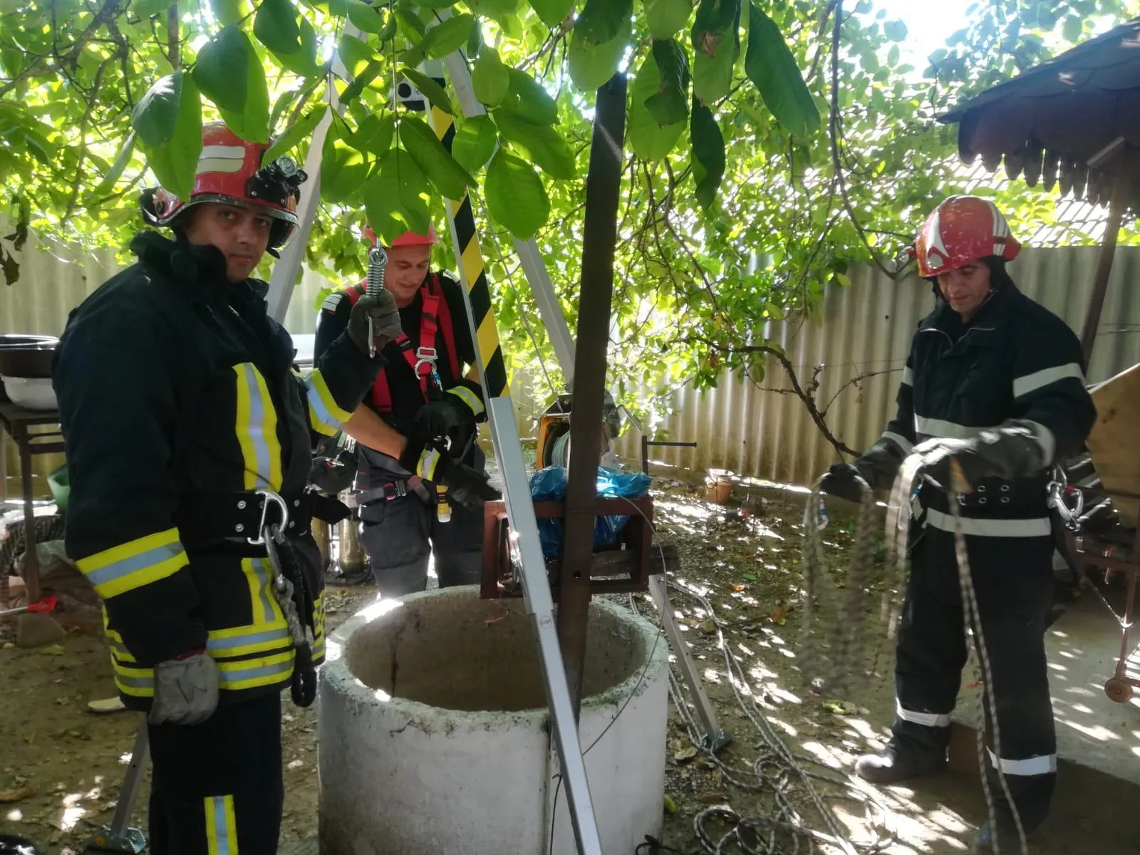 O femeie a murit după ce a căzut într-o fântână adâncă de circa 17 metri