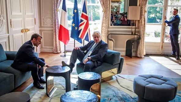 Premierul britanic s-a simțit la Palatul Elysee ca la...birt. Cu piciorul pe masă!