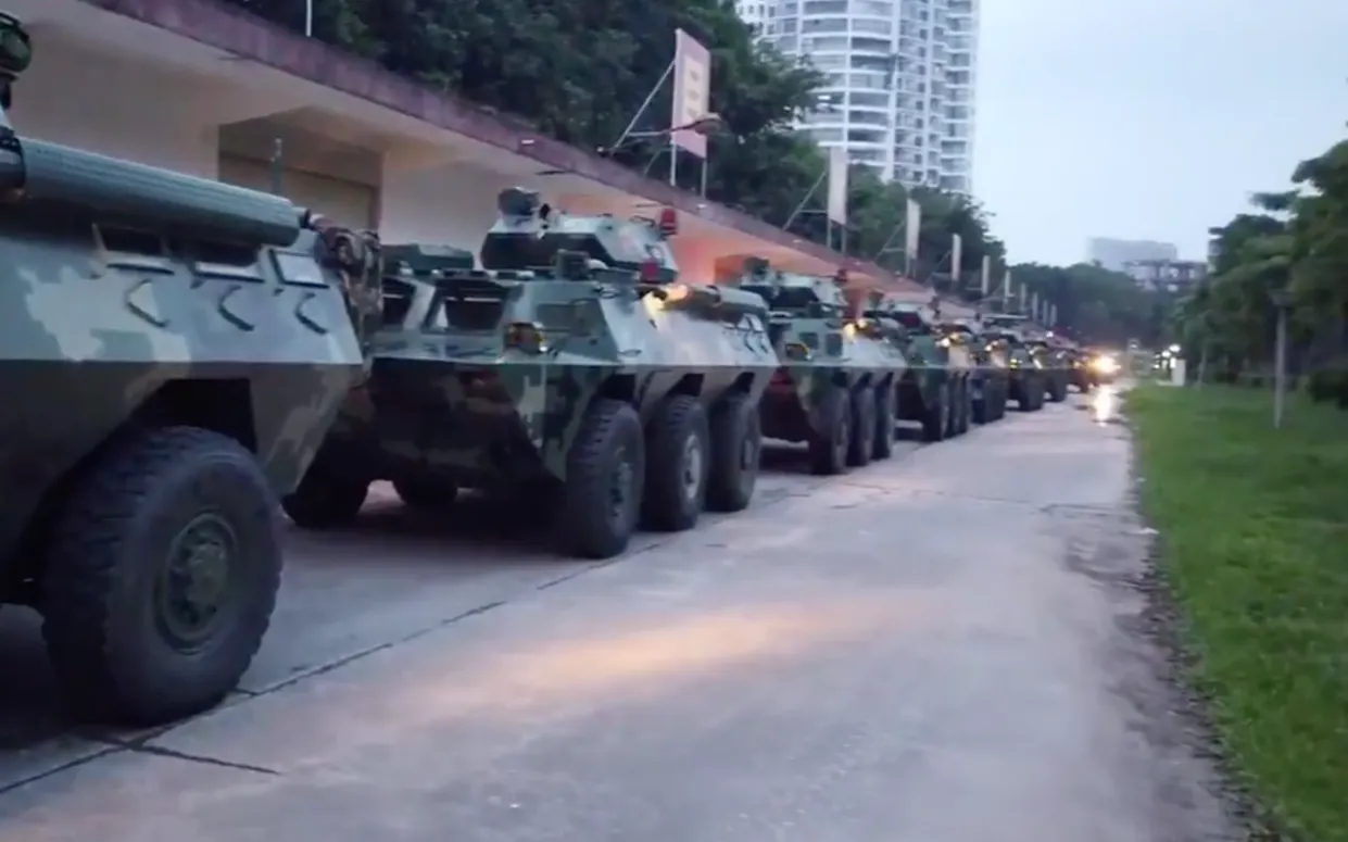 Blindatele chineze au fost mobilizate la granița cu Hong Kong. Se pregătește o invazie?