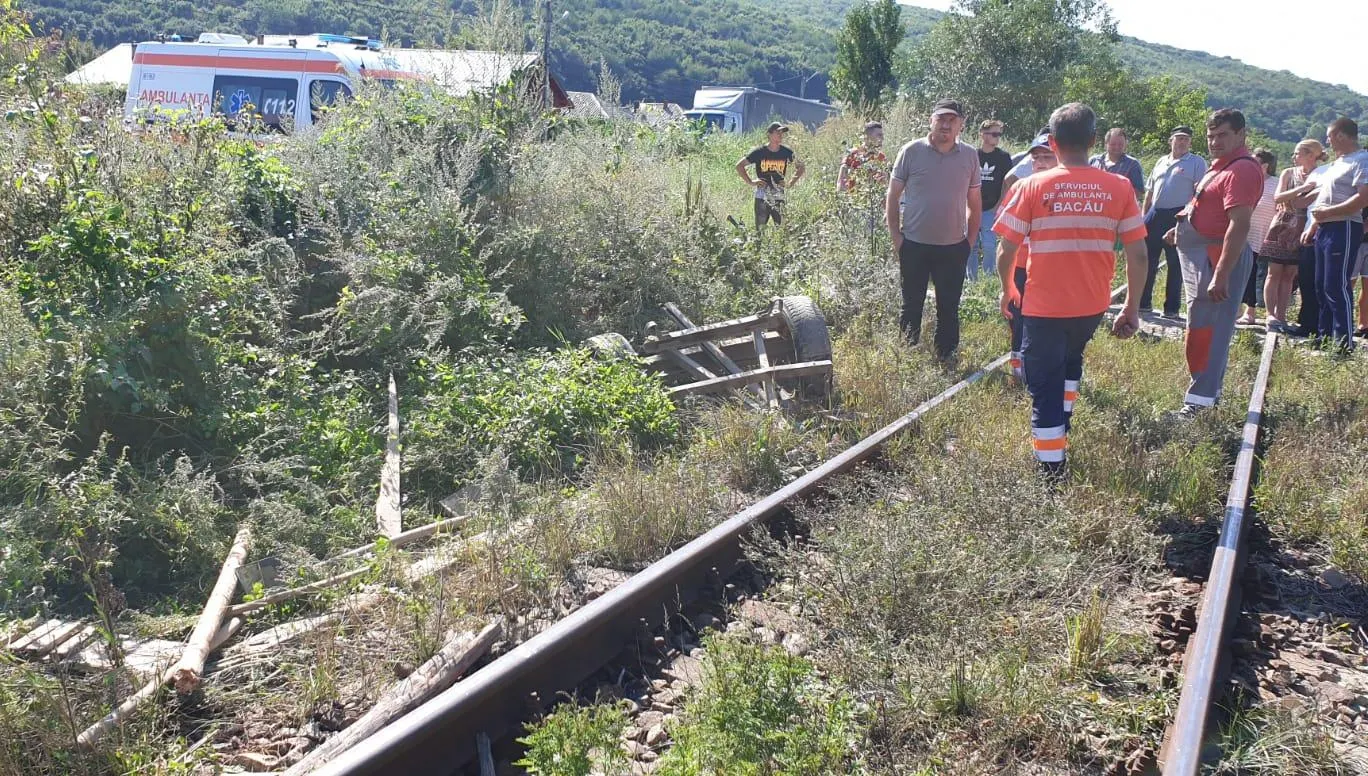 Doi morţi în judeţul Bacău, după ce o căruță a fost spulberată de tren