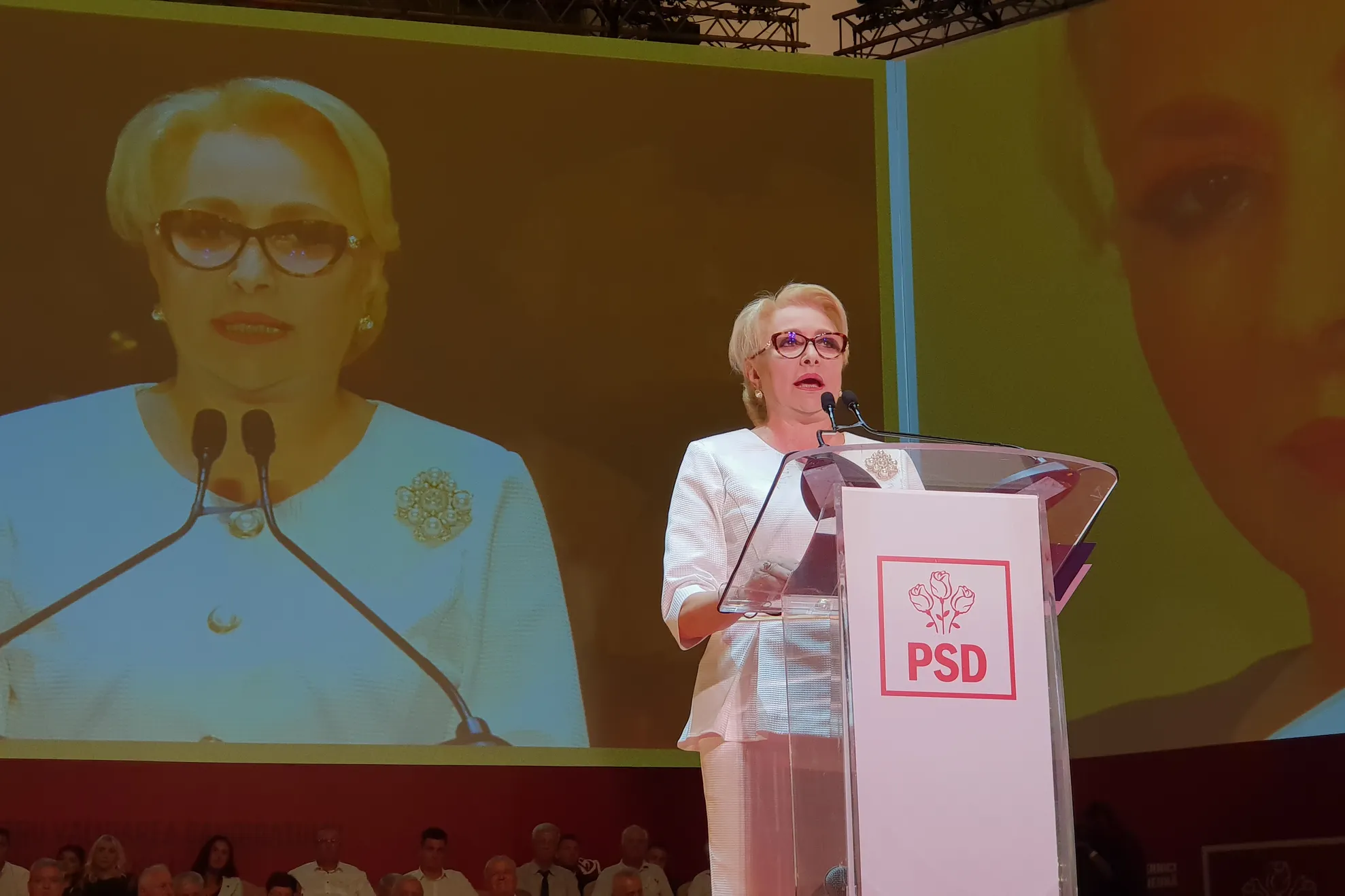 Viorica Dăncilă: "Sunt mai puternică decât toți acești bărbați care țipă de pe margine!”
