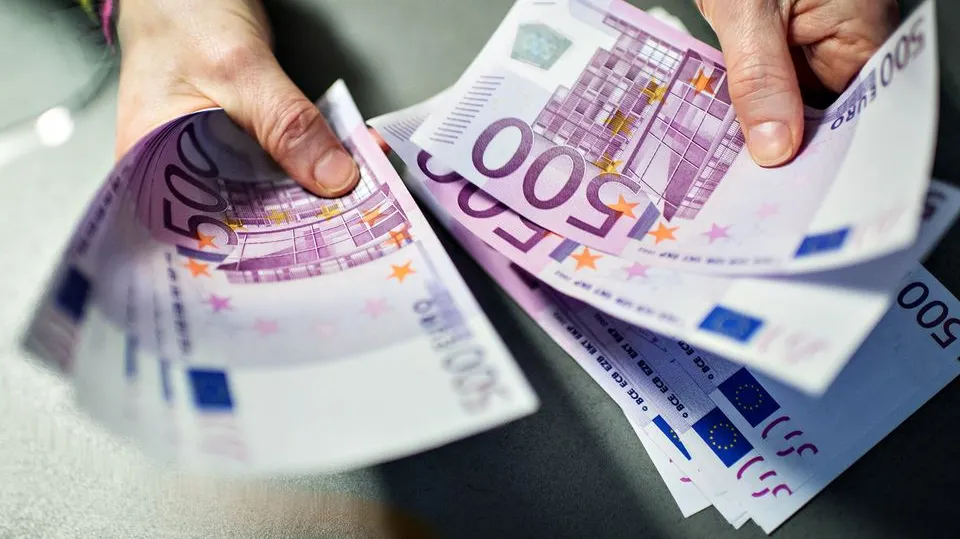 O fetiță de 10 ani din Satu Mare a furat 900 de euro de la vecini. Ce a urmat?