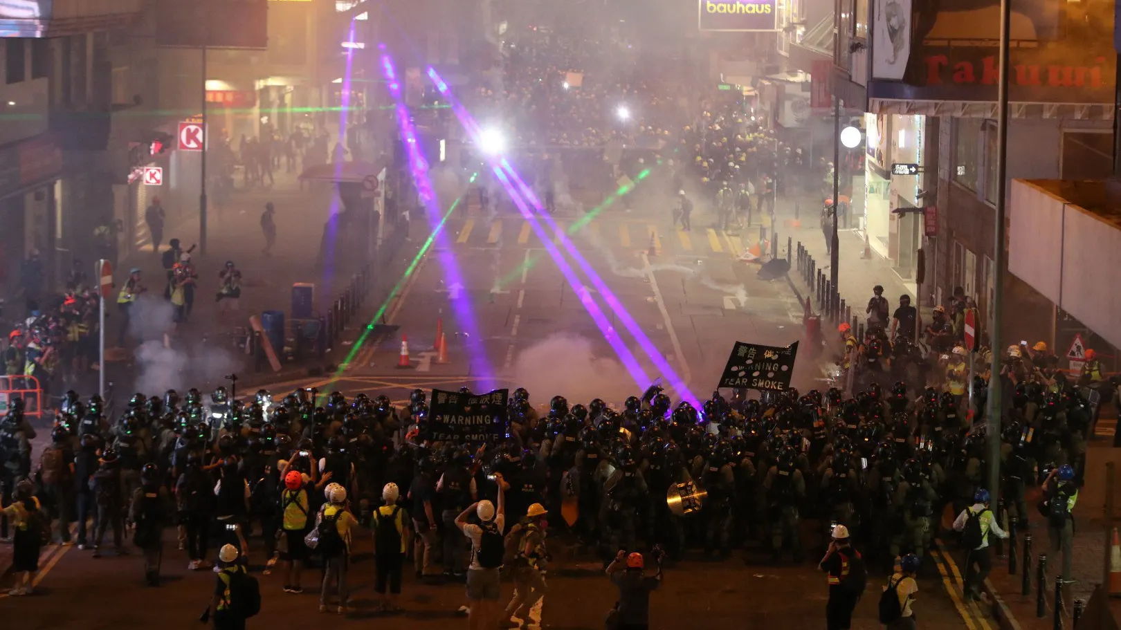 O nouă zi de proteste masive pro-democrație în Hong Kong. Amenințările Chinei