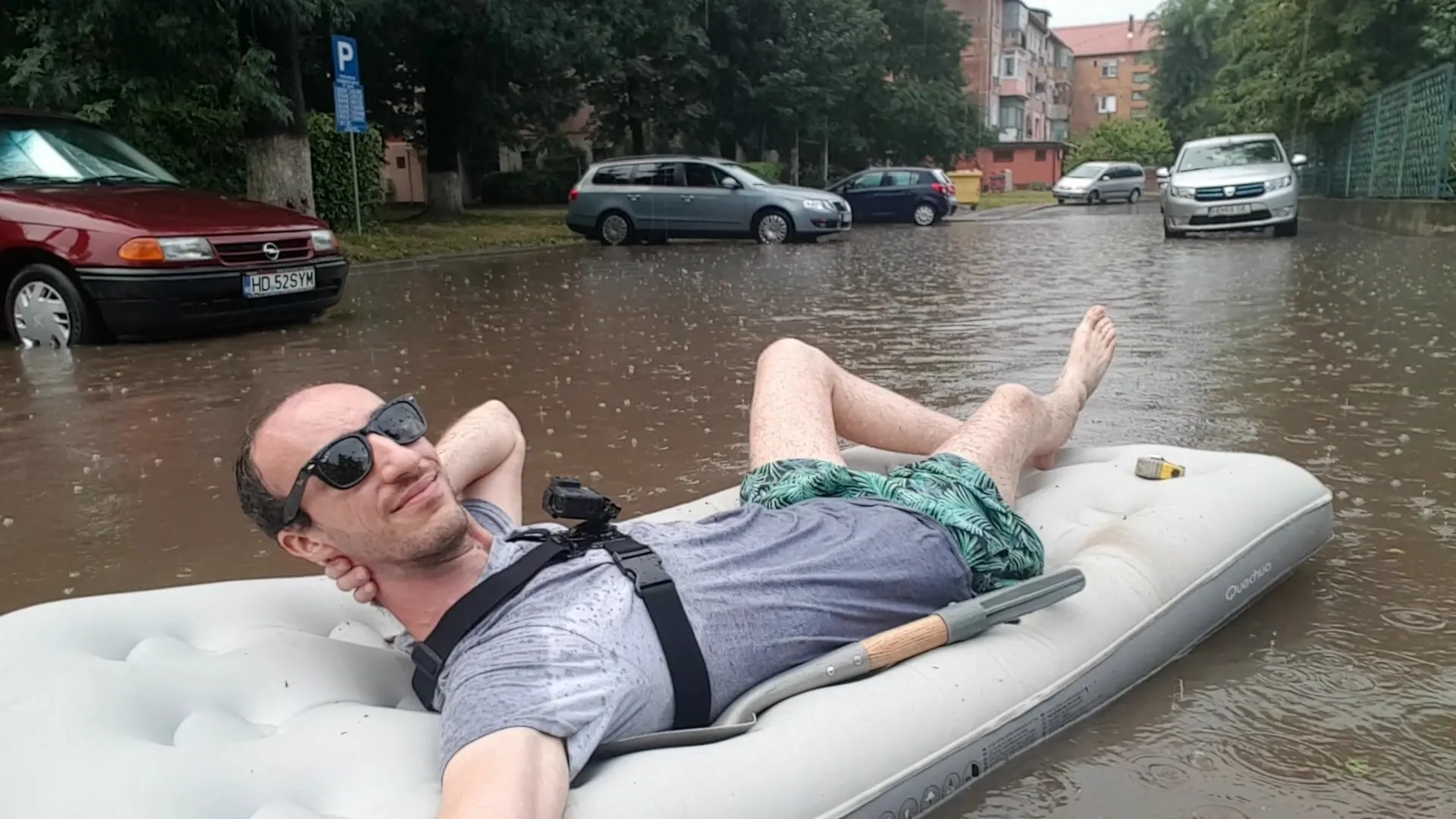 Cu salteaua pe post de barcă pe „lacul urban” din Hunedoara. Gestul care a devenit viral al unui tân