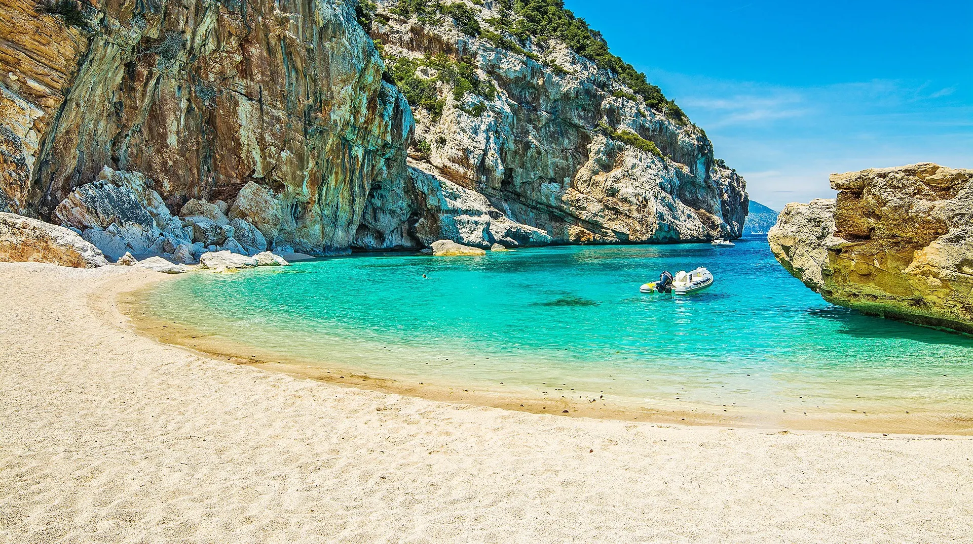 Riscă ani grei de închisoare pentru că a furat nisip din Sardinia