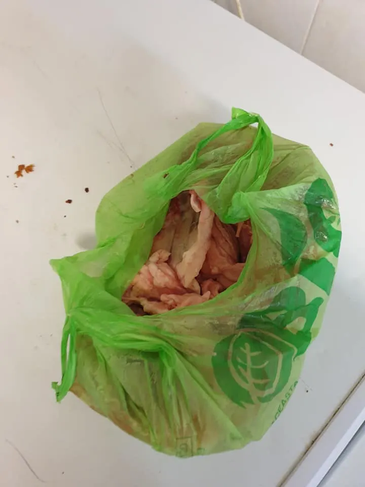 Imagini ireale: Sarmale congelate de la Crăciun servite într-un restaurant din România
