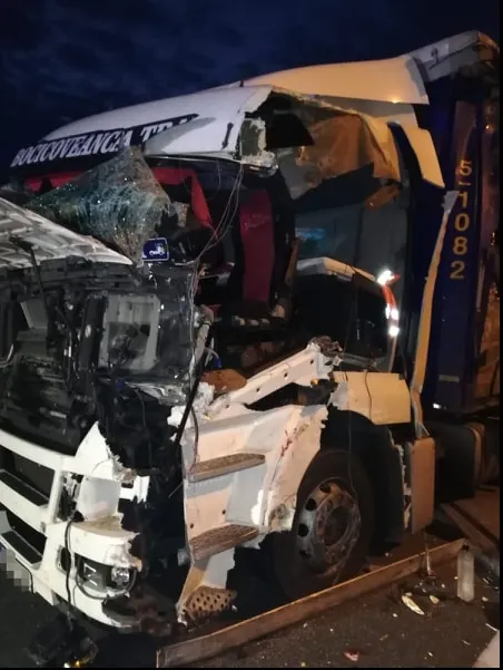 Impact între doi coloși pe DN7. Un șofer a rămas încarcerat