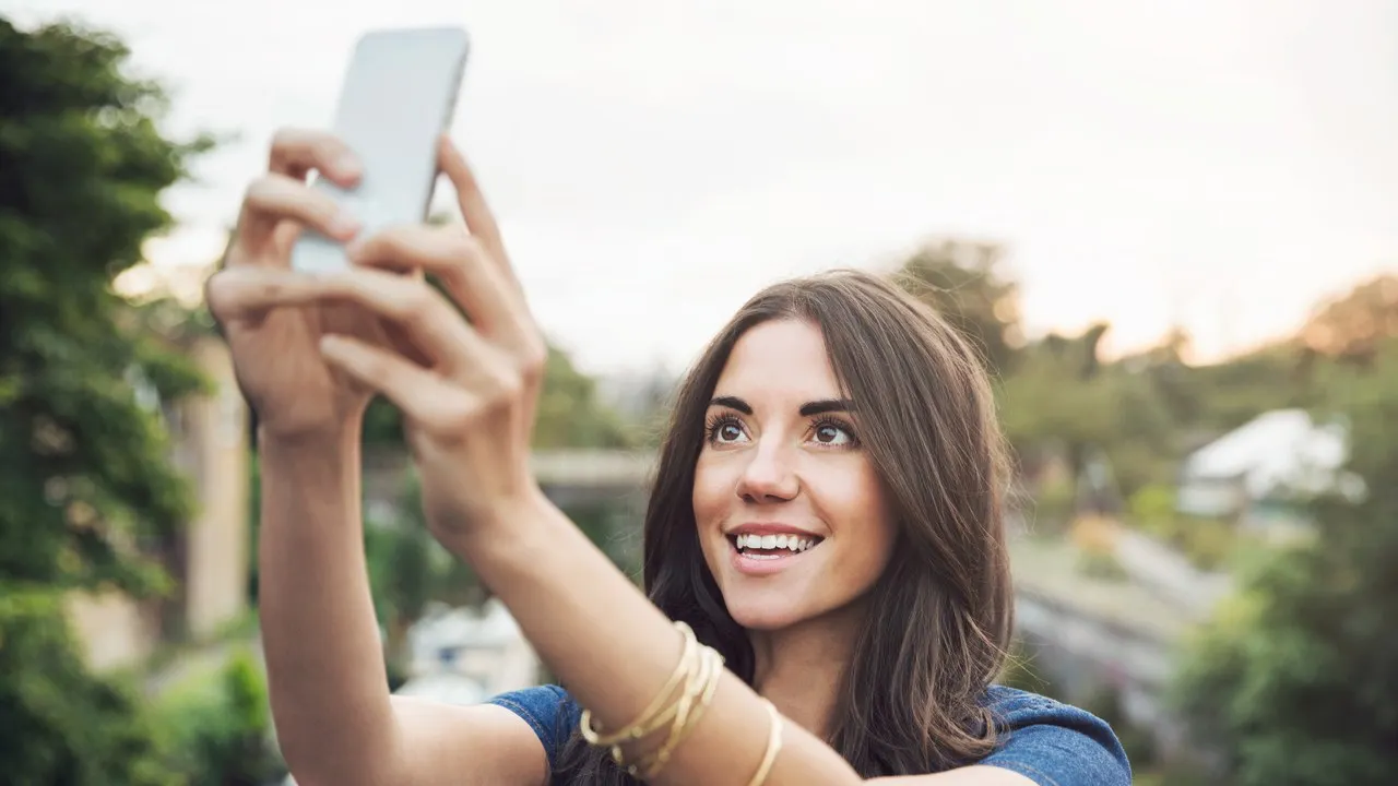 Selfie MORTAL după carantină. O tânără și-a pierdut viața în căutarea fotografiei perfecte