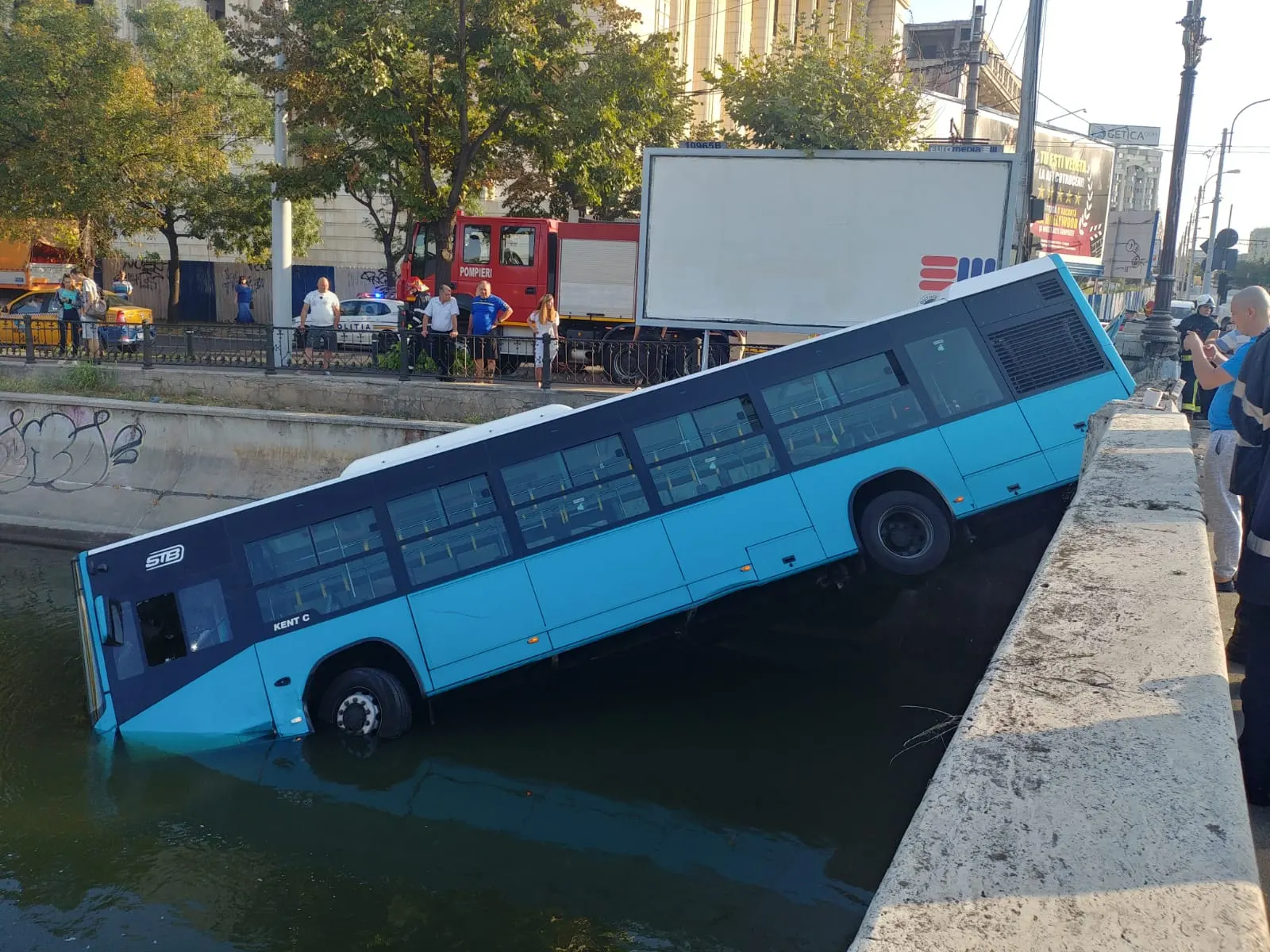 Autobuz al STB a plonjat în Dâmboviţa, după ce un autoturism a intrat pe roşu în intersecţie
