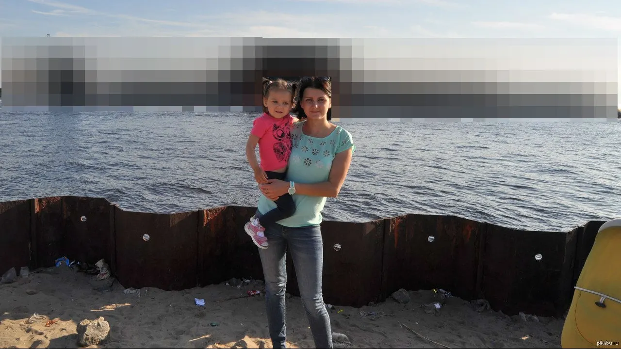 Au făcut o poză cu marea în fundal. Abia apoi au observat apariția șocantă din spatele lor