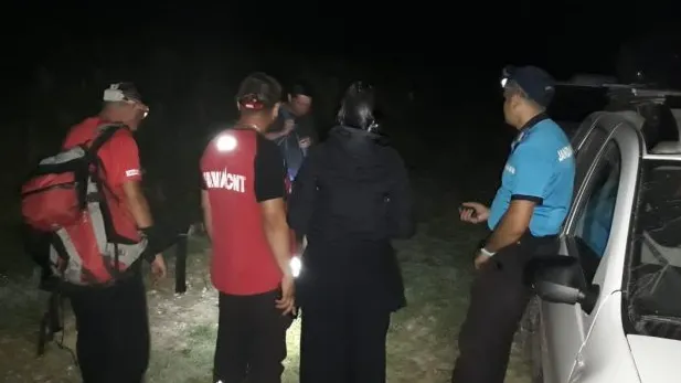 Trei turiști epuizați după 13 ore pe munte, salvați de jandarmii şi salvamontiştii argeșeni