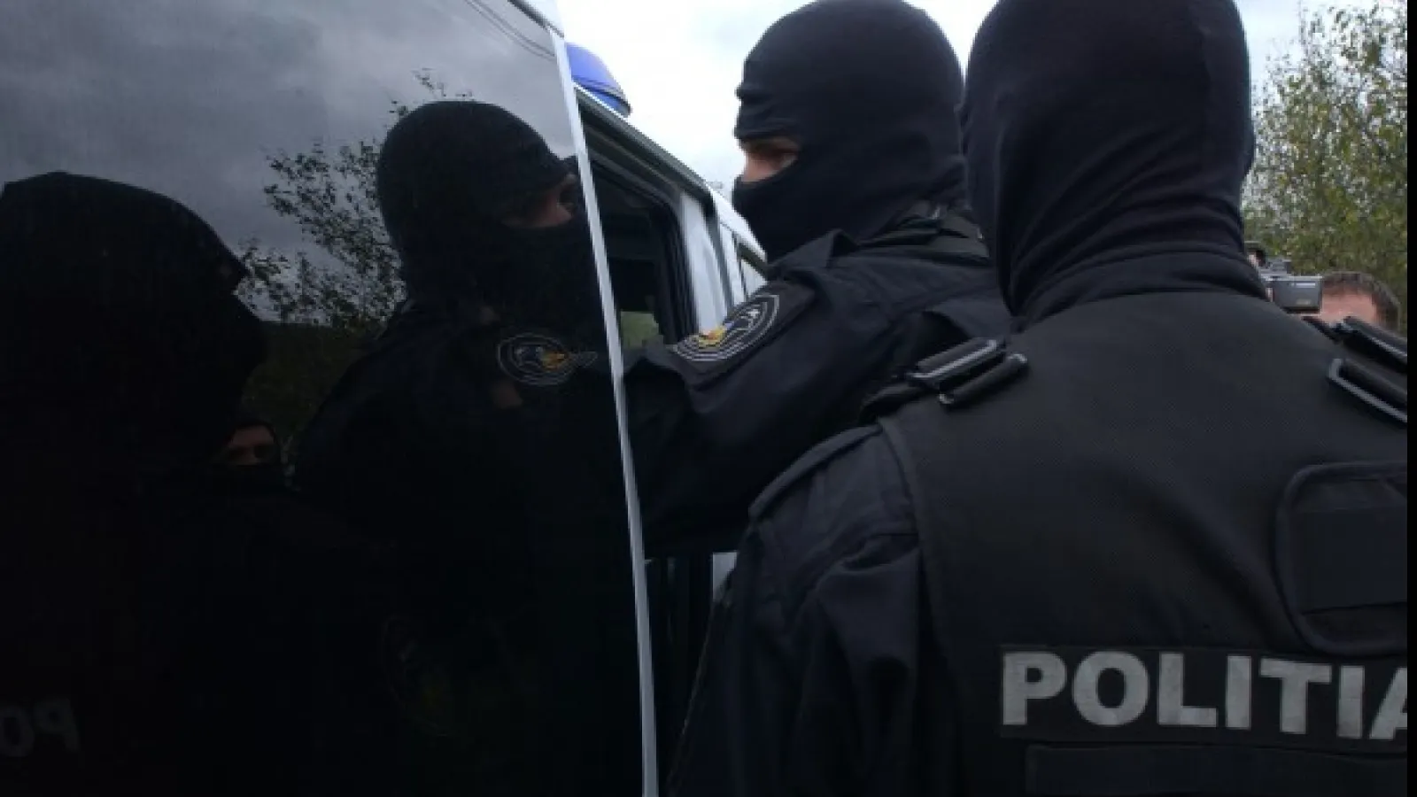 Scene halucinante în Craiova. Un bărbat a stropit trecătorii cu benzină. Ce-a urmat